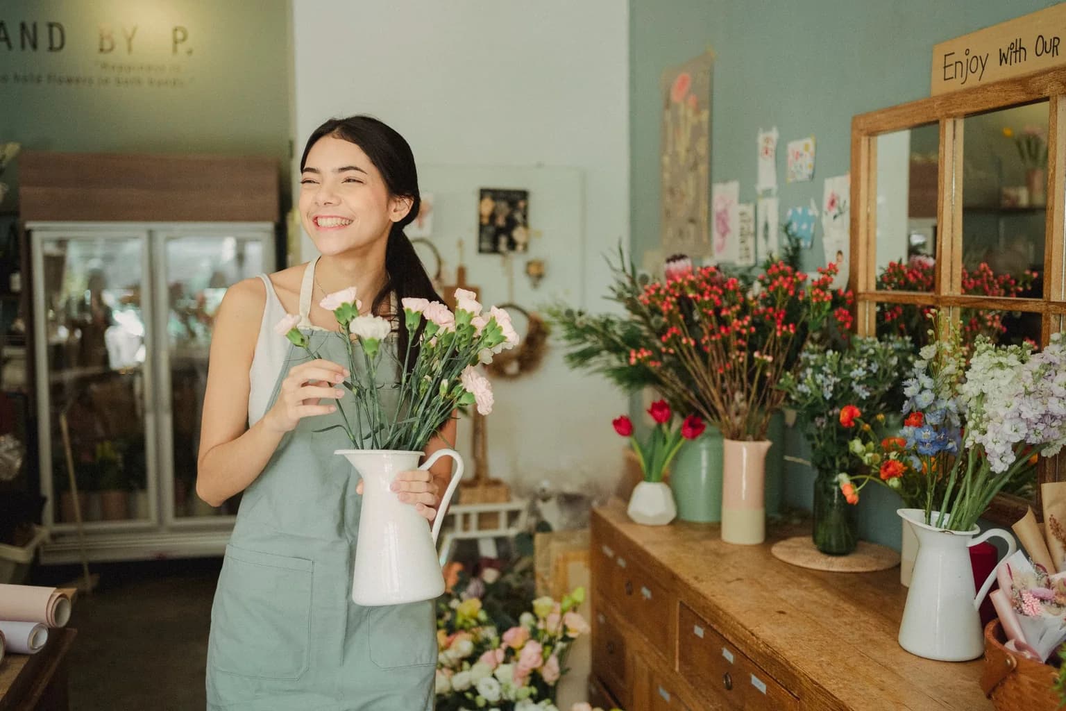 Floristin richtet einen Strauß in ihrem Blumenladen